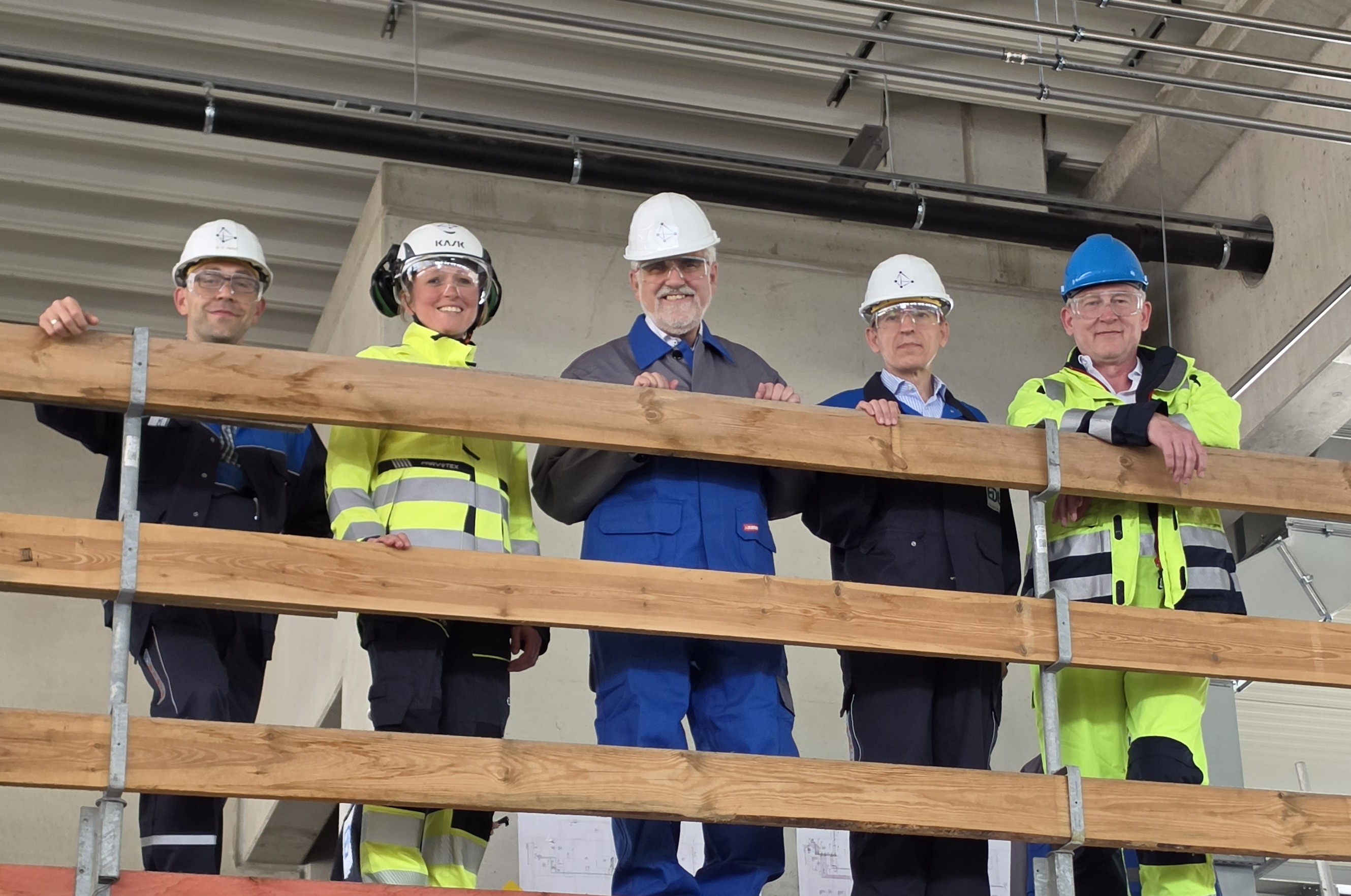 From left: Florian Herbst, Betriebsleiter der Phosphorgewinnung Schkopau (PGS) GmbH; Anna Lundbom, Geschäftsführerin der PGS; Prof. Dr. Armin Willingmann, Minister für Wissenschaft, Energie, Klimaschutz und Umwelt des Landes Sachsen-Anhalt; Torsten Ringling, Bürgermeister der Gemeinde Schkopau; Martin Braunersreuther, Geschäftsfeldleiter Kreislaufwirtschaft bei Gelsenwasser