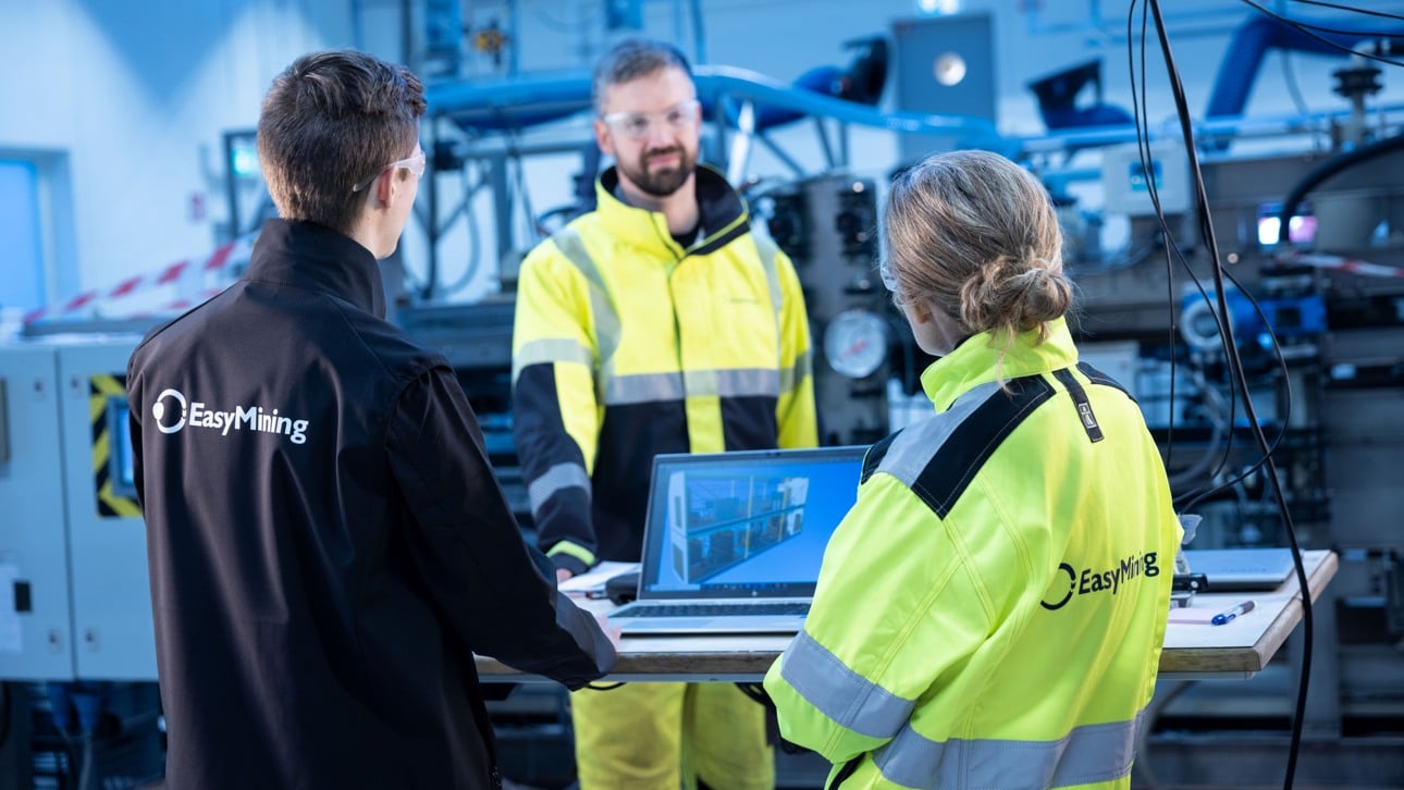 Employees are working together in pilot at EasyMining